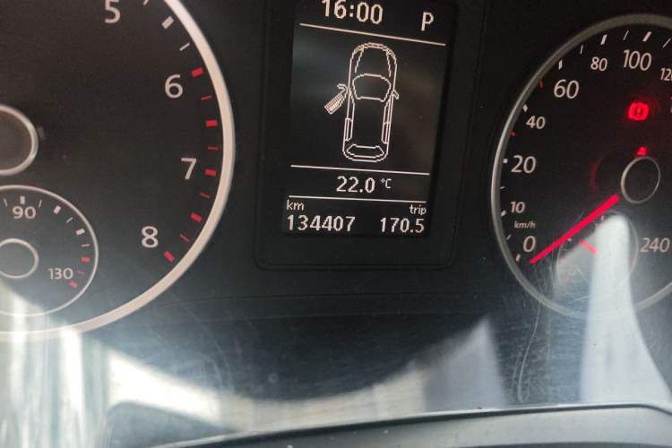 Used Volkswagen Tiguan 2010 2.0 TSI Automatic All-Wheel Drive Flagship Navigation Edition Odometer Close Up
