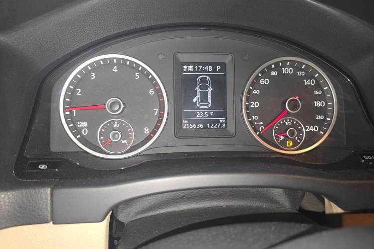 Used Volkswagen Tiguan 2010 1.8TSI Automatic All-Wheel-Drive Elite Edition Odometer Close Up