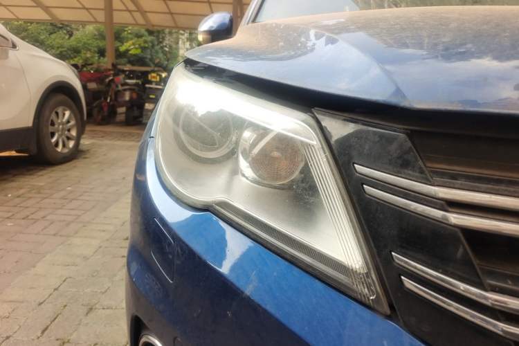 Used Volkswagen Tiguan 2010 2.0 TSI Automatic All-Wheel Drive Flagship Navigation Edition Right Front Headlight