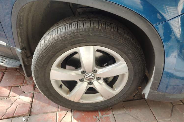 Used Volkswagen Tiguan 2010 2.0 TSI Automatic All-Wheel-Drive Elite Edition Right Front Wheel Hub