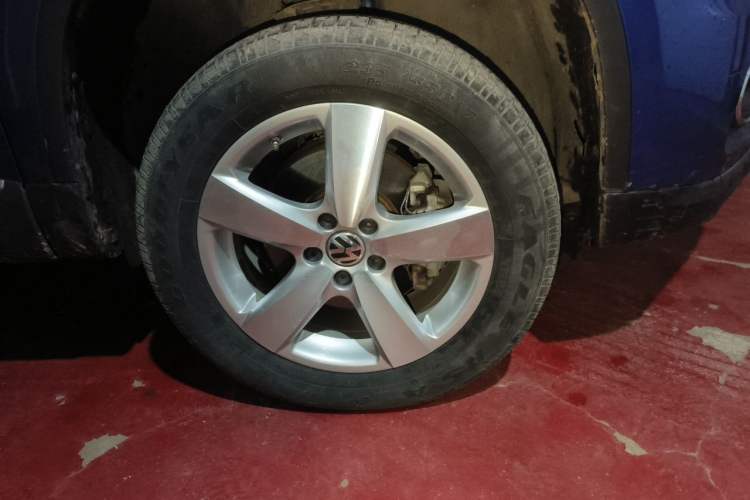 Used Volkswagen Tiguan 2010 1.8TSI Automatic All-Wheel-Drive Elite Edition Right Front Wheel Hub
