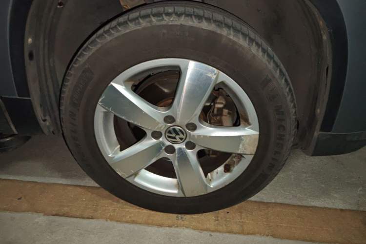 Used Volkswagen Tiguan 2010 2.0 TSI Automatic All-Wheel-Drive Elite Edition Right Front Wheel Hub