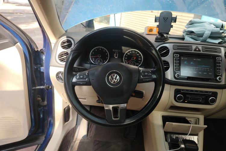 Used Volkswagen Tiguan 2010 2.0 TSI Automatic All-Wheel-Drive Elite Edition Steering Wheel