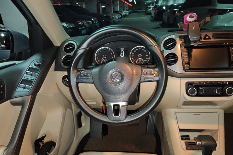 Used Volkswagen Tiguan 2010 2.0 TSI Automatic All-Wheel-Drive Elite Edition Steering Wheel
