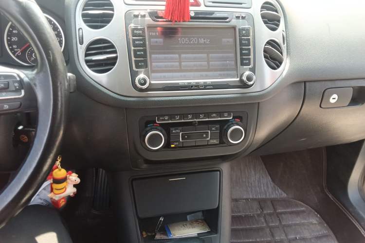 Used Volkswagen Tiguan 2010 1.8TSI Automatic All-Wheel-Drive Elite Edition Audio And AC Panel