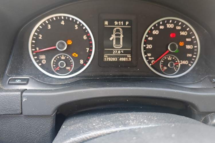 Used Volkswagen Tiguan 2010 1.8TSI Automatic All-Wheel-Drive Elite Edition Odometer Close Up