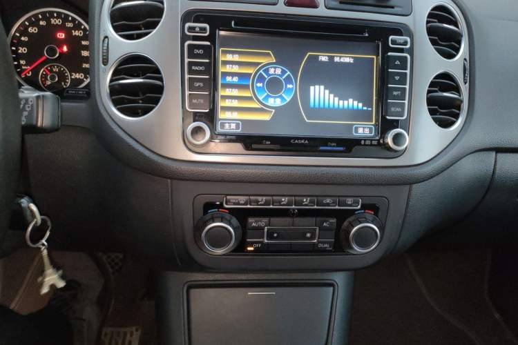 Used Volkswagen Tiguan 2010 1.8TSI Automatic All-Wheel-Drive Elite Edition Audio And AC Panel