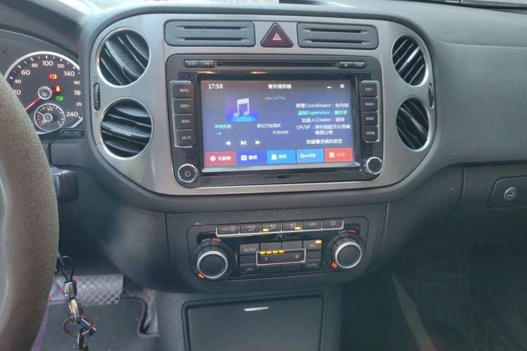 Used Volkswagen Tiguan 2010 2.0 TSI Automatic All-Wheel-Drive Elite Edition Audio And AC Panel