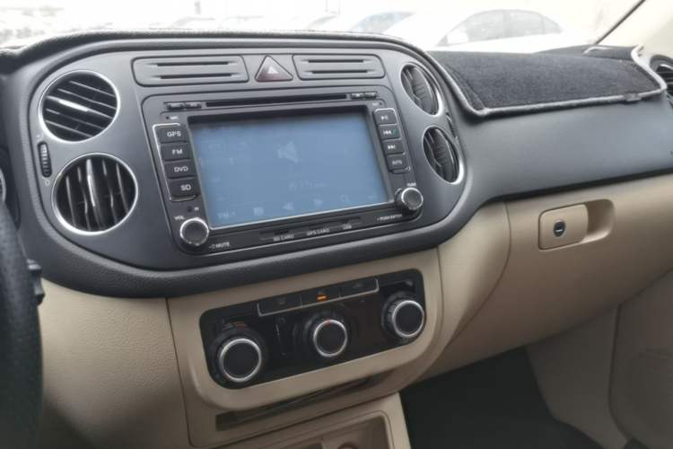 Used Volkswagen Tiguan 2010 1.8TSI Automatic Two-Wheel Drive Elite Edition Audio And AC Panel