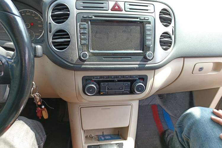 Used Volkswagen Tiguan 2010 2.0 TSI Automatic All-Wheel Drive Flagship Edition Audio And AC Panel