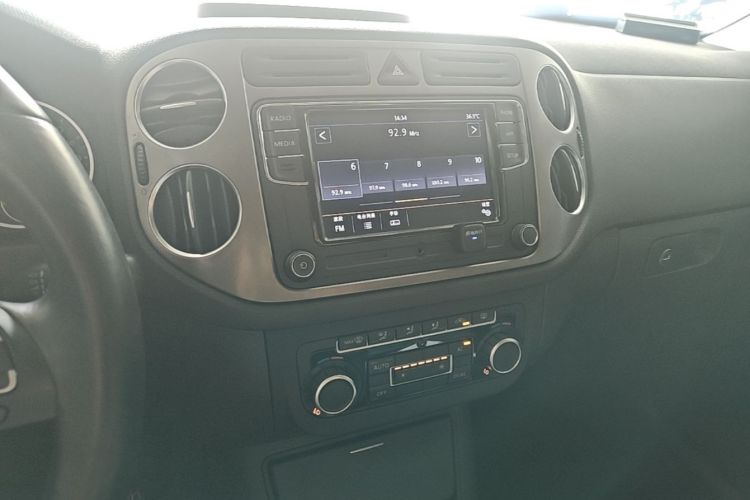 Used Volkswagen Tiguan 2010 1.8TSI Automatic All-Wheel-Drive Elite Edition Audio And AC Panel