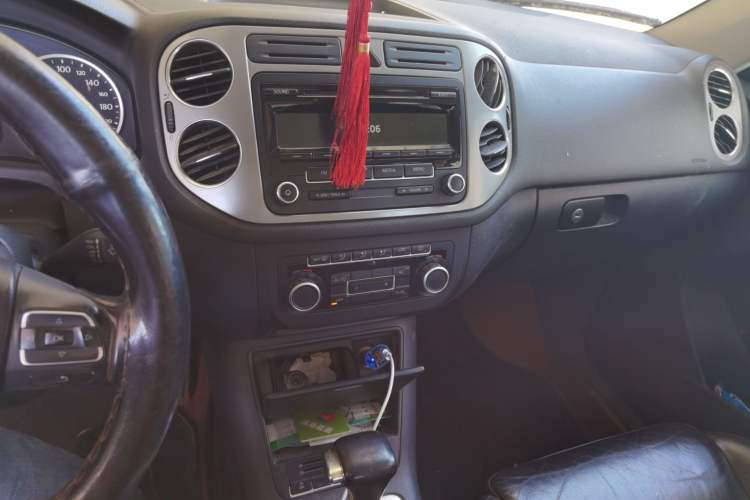 Used Volkswagen Tiguan 2010 1.8 TSI Automatic Two-Wheel Drive Trend Edition Audio And AC Panel