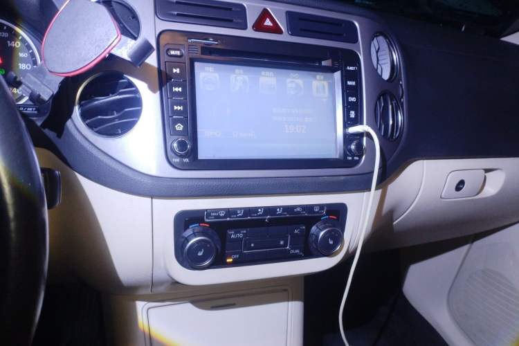 Used Volkswagen Tiguan 2010 1.8TSI Automatic All-Wheel-Drive Elite Edition Audio And AC Panel