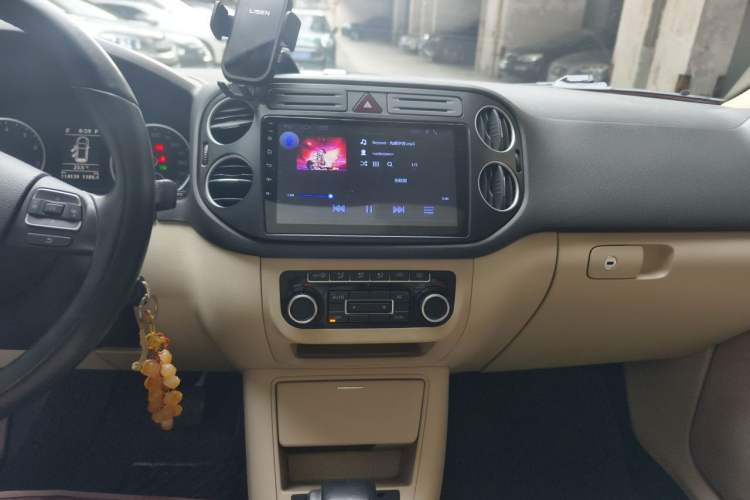 Used Volkswagen Tiguan 2010 2.0 TSI Automatic All-Wheel-Drive Elite Edition Audio And AC Panel
