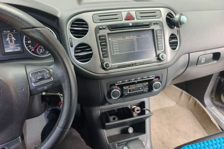 Used Volkswagen Tiguan 2010 1.8TSI Automatic All-Wheel-Drive Elite Edition Audio And AC Panel