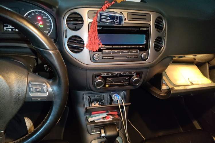 Used Volkswagen Tiguan 2010 1.8 TSI Automatic Two-Wheel Drive Trend Edition Audio And AC Panel