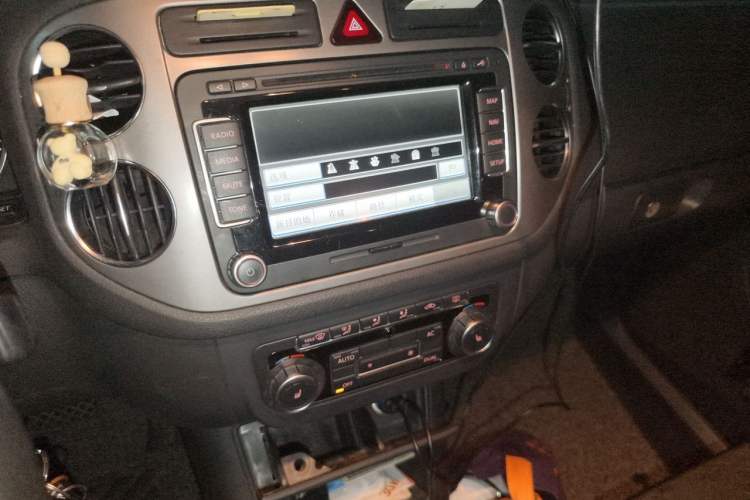 Used Volkswagen Tiguan 2010 2.0 TSI Automatic All-Wheel Drive Flagship Edition Audio And AC Panel
