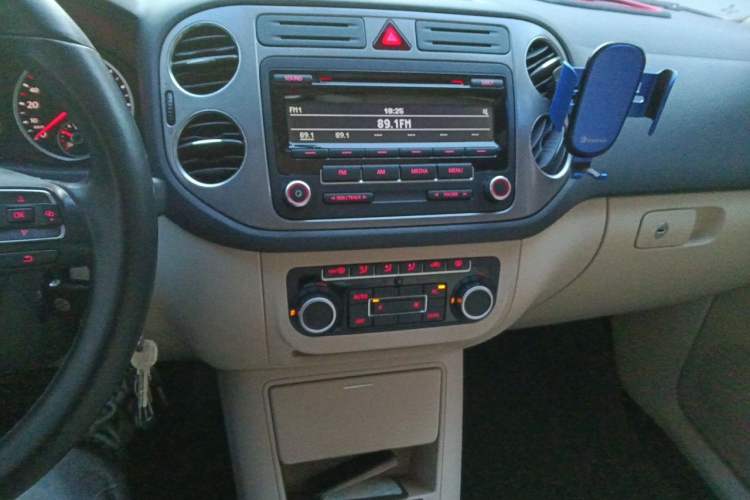 Used Volkswagen Tiguan 2010 2.0 TSI Automatic All-Wheel-Drive Elite Edition Audio And AC Panel