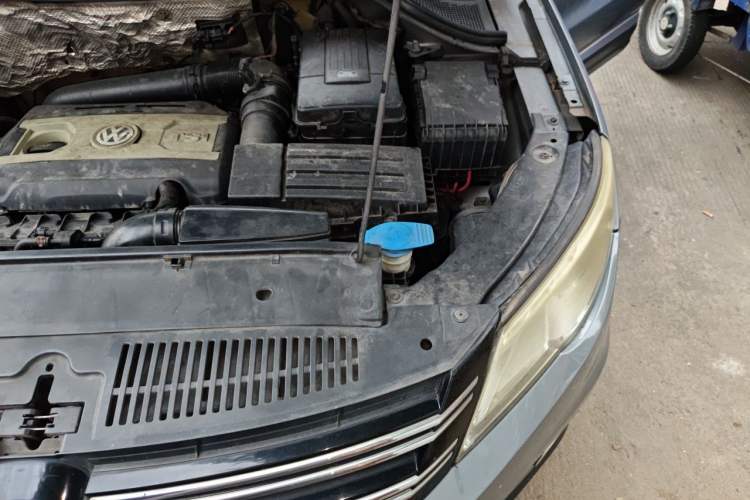 Used Volkswagen Tiguan 2010 2.0 TSI Automatic All-Wheel-Drive Elite Edition Engine Bay Left