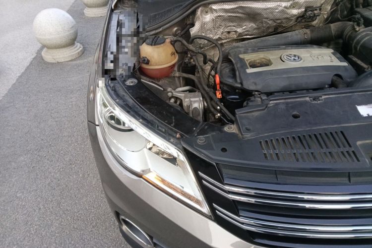 Used Volkswagen Tiguan 2010 2.0 TSI Automatic All-Wheel-Drive Elite Edition Engine Bay Right