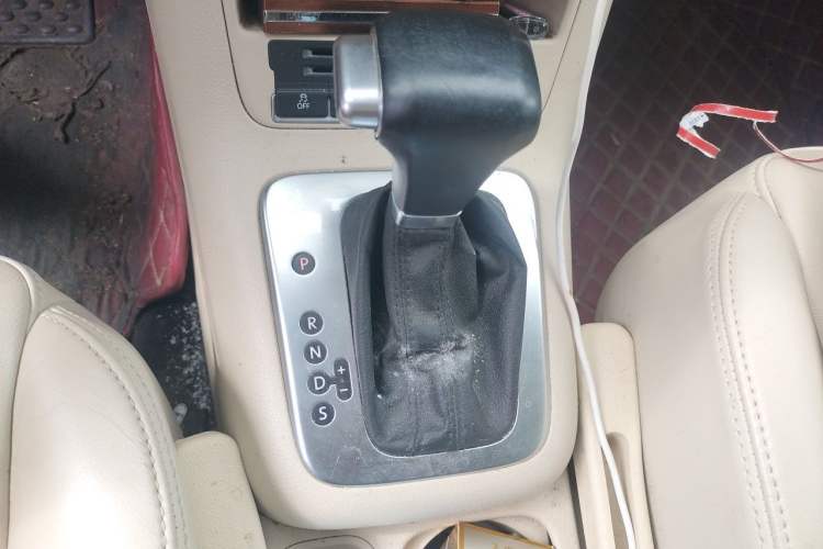 Used Volkswagen Tiguan 2010 1.8 TSI Automatic Two-Wheel Drive Trend Edition Gear Lever