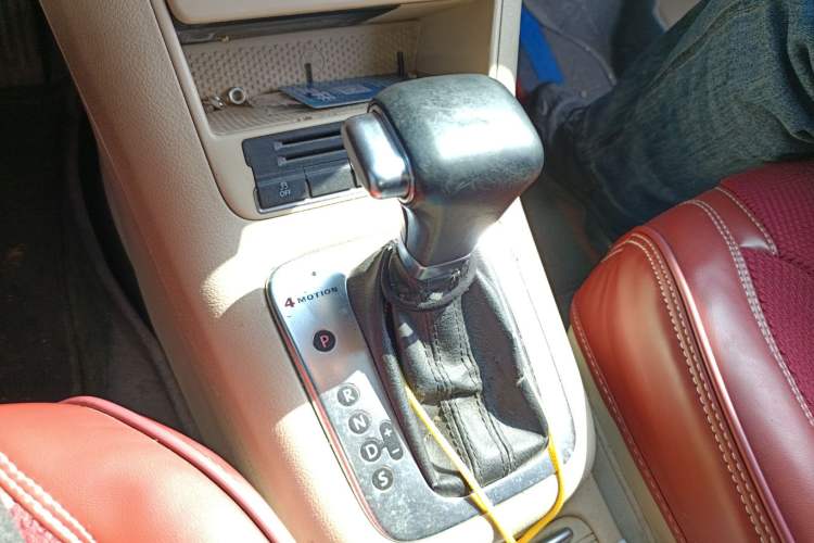Used Volkswagen Tiguan 2010 2.0 TSI Automatic All-Wheel Drive Flagship Edition Gear Lever