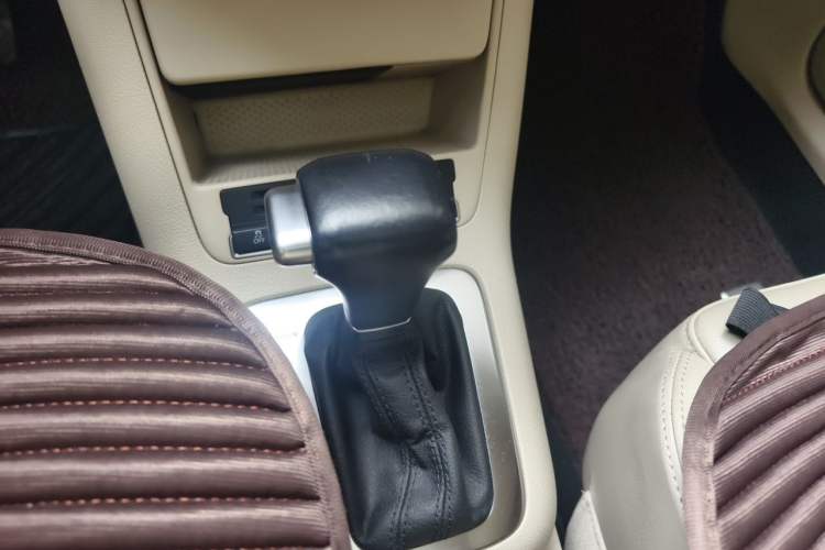 Used Volkswagen Tiguan 2010 2.0 TSI Automatic All-Wheel-Drive Elite Edition Gear Lever
