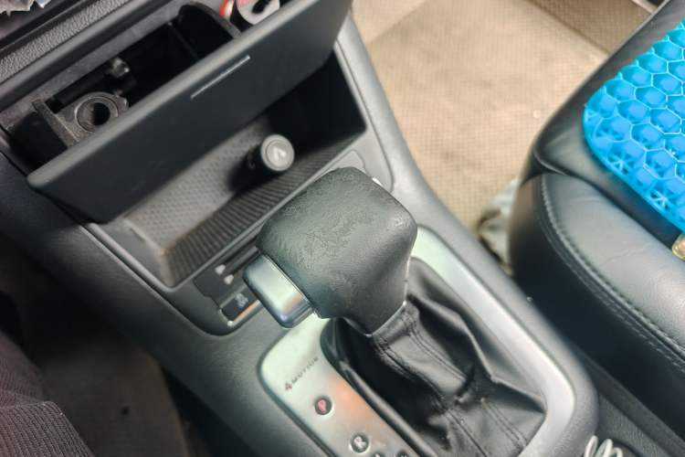 Used Volkswagen Tiguan 2010 1.8TSI Automatic All-Wheel-Drive Elite Edition Gear Lever