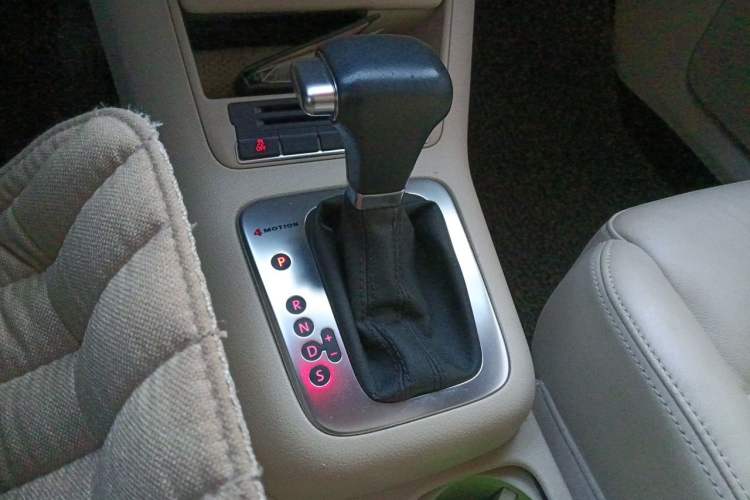 Used Volkswagen Tiguan 2010 2.0 TSI Automatic All-Wheel-Drive Elite Edition Gear Lever