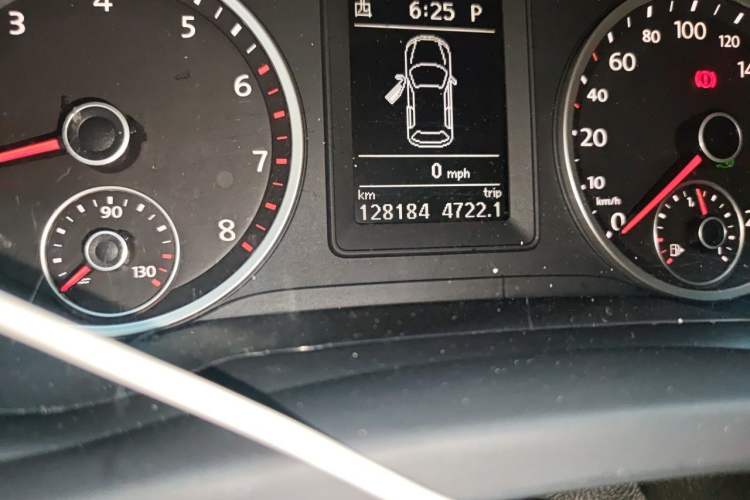 Used Volkswagen Tiguan 2010 2.0 TSI Automatic All-Wheel-Drive Elite Edition Odometer Close Up