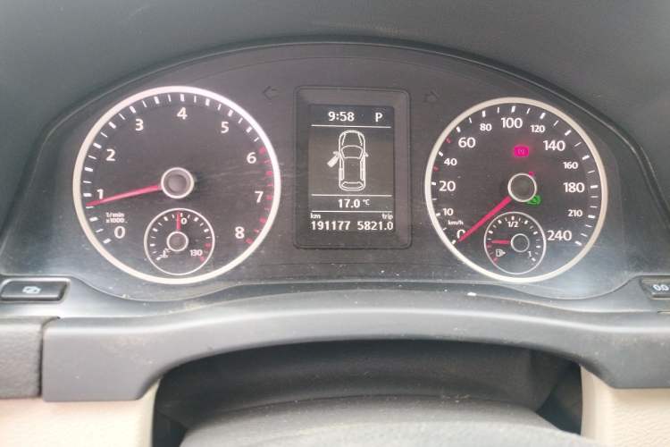 Used Volkswagen Tiguan 2010 1.8 TSI Automatic Two-Wheel Drive Trend Edition Odometer Close Up