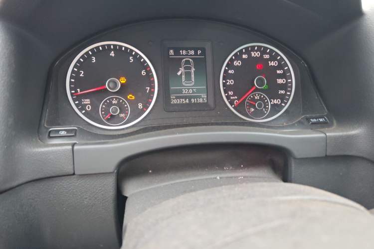 Used Volkswagen Tiguan 2010 2.0 TSI Automatic All-Wheel Drive Flagship Edition Odometer Close Up