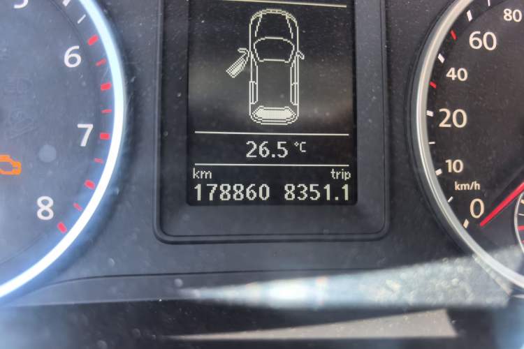 Used Volkswagen Tiguan 2010 1.8 TSI Automatic Two-Wheel Drive Urban Edition Odometer Close Up