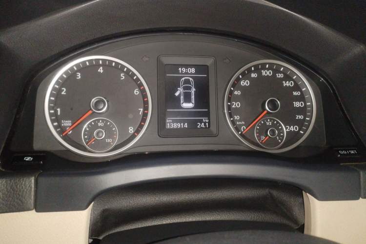 Used Volkswagen Tiguan 2010 1.8TSI Automatic All-Wheel-Drive Elite Edition Odometer Close Up