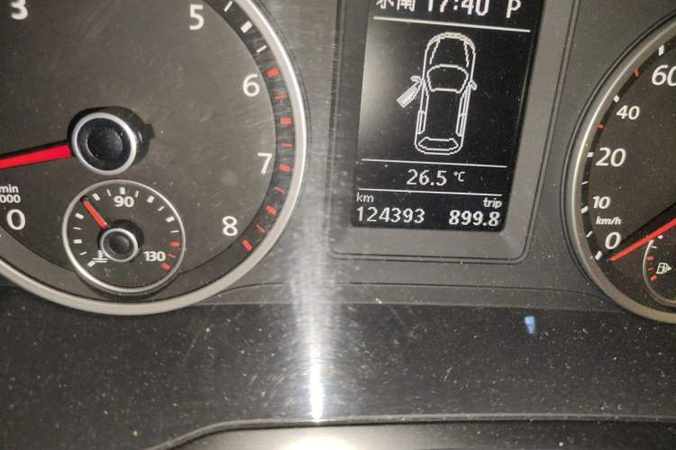 Used Volkswagen Tiguan 2010 1.8TSI Automatic All-Wheel-Drive Elite Edition Odometer Close Up