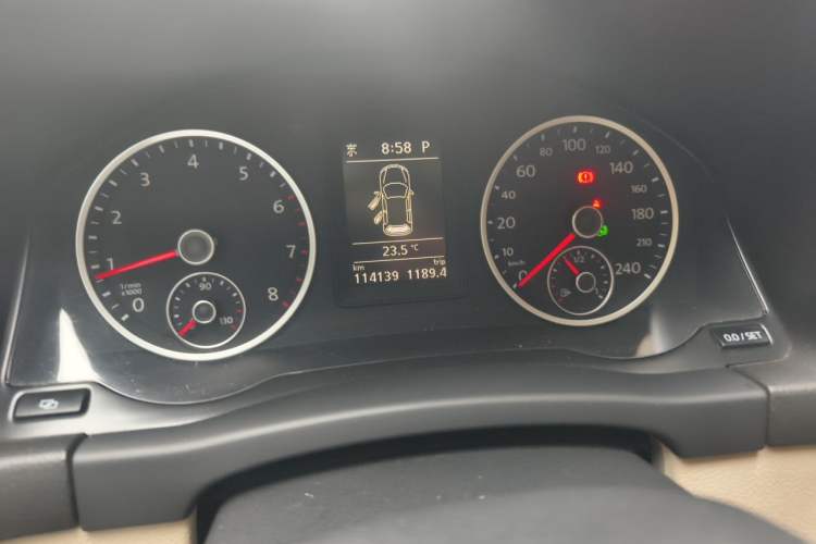 Used Volkswagen Tiguan 2010 2.0 TSI Automatic All-Wheel-Drive Elite Edition Odometer Close Up