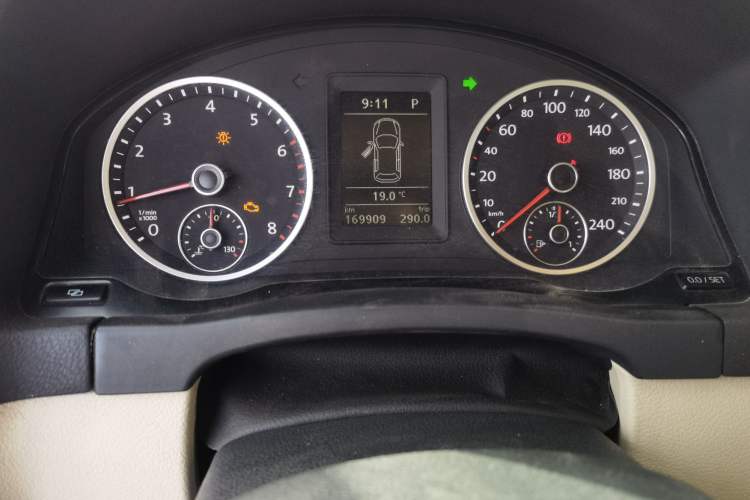 Used Volkswagen Tiguan 2010 1.8TSI Automatic Two-Wheel Drive Elite Edition Odometer Close Up