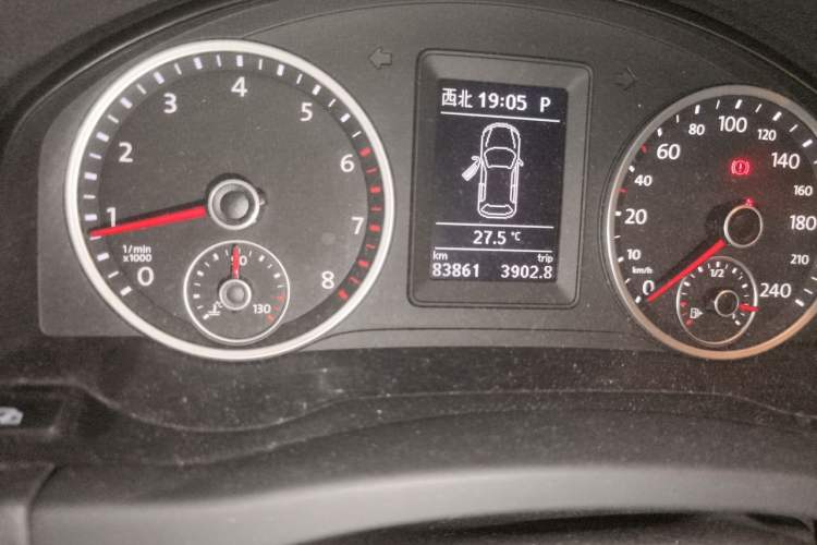 Used Volkswagen Tiguan 2010 2.0 TSI Automatic All-Wheel Drive Flagship Edition Odometer Close Up