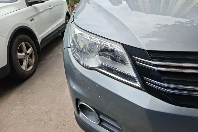 Used Volkswagen Tiguan 2010 2.0 TSI Automatic All-Wheel-Drive Elite Edition Right Front Headlight