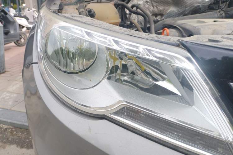 Used Volkswagen Tiguan 2010 1.8 TSI Automatic Two-Wheel Drive Trend Edition Right Front Headlight