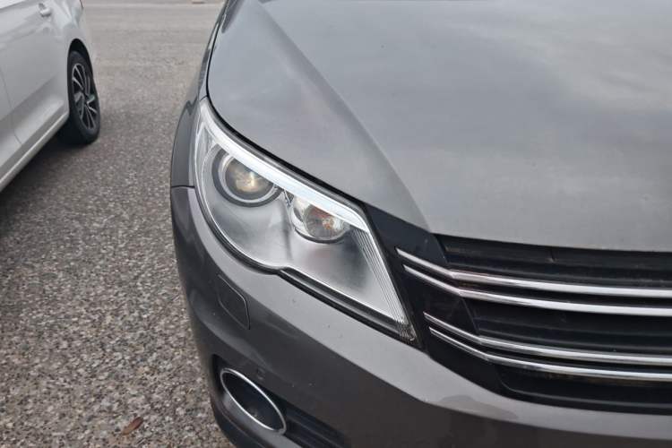 Used Volkswagen Tiguan 2010 2.0 TSI Automatic All-Wheel Drive Flagship Edition Right Front Headlight