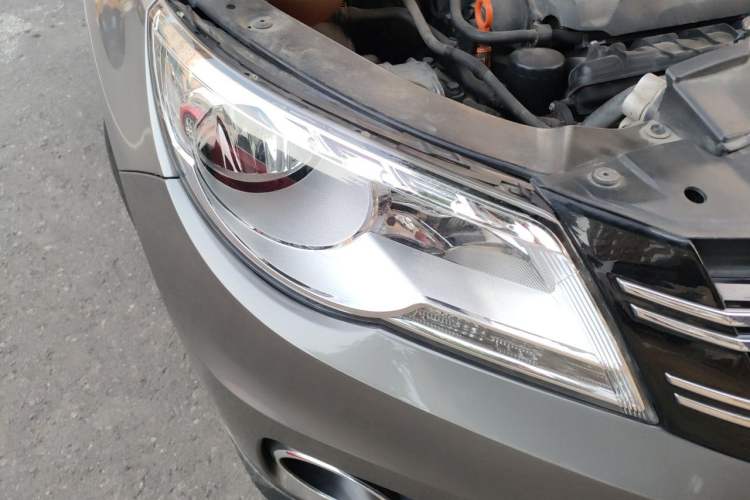 Used Volkswagen Tiguan 2010 1.8TSI Automatic All-Wheel-Drive Elite Edition Right Front Headlight