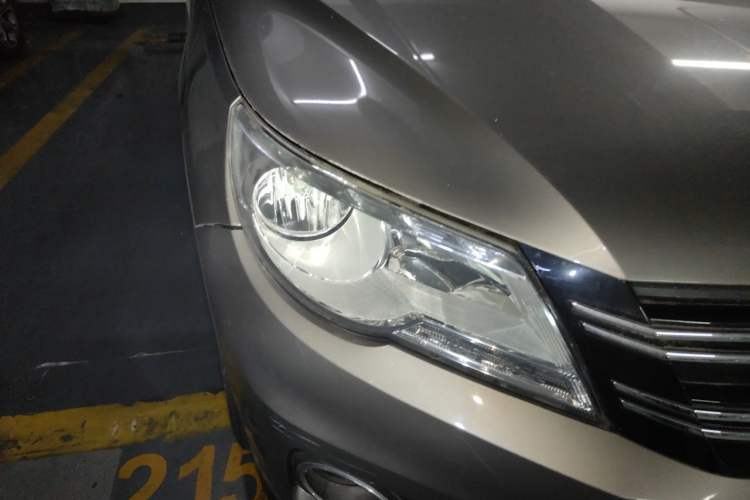Used Volkswagen Tiguan 2010 1.8TSI Automatic All-Wheel-Drive Elite Edition Right Front Headlight