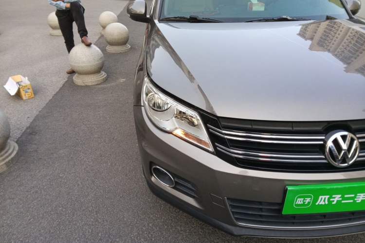 Used Volkswagen Tiguan 2010 2.0 TSI Automatic All-Wheel-Drive Elite Edition Right Front Headlight