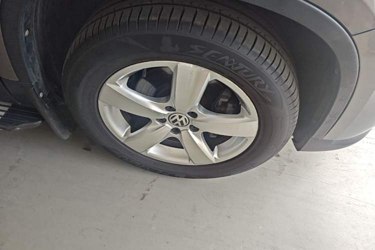 Used Volkswagen Tiguan 2010 1.8TSI Automatic All-Wheel-Drive Elite Edition Right Front Wheel Hub