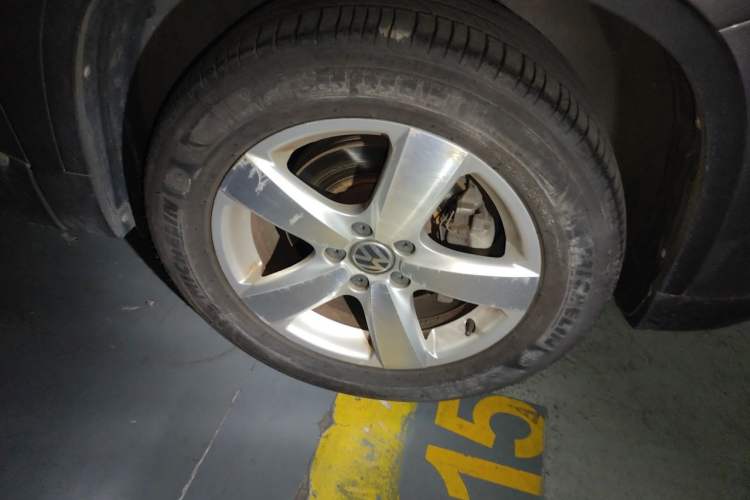 Used Volkswagen Tiguan 2010 1.8TSI Automatic All-Wheel-Drive Elite Edition Right Front Wheel Hub