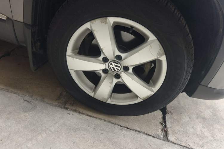 Used Volkswagen Tiguan 2010 2.0 TSI Automatic All-Wheel-Drive Elite Edition Right Front Wheel Hub