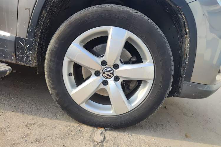 Used Volkswagen Tiguan 2010 2.0 TSI Automatic All-Wheel-Drive Elite Edition Right Front Wheel Hub