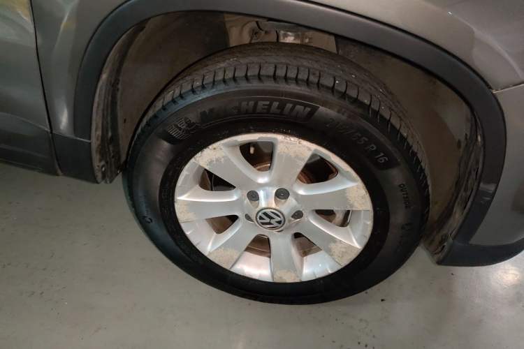 Used Volkswagen Tiguan 2010 1.8 TSI Automatic Two-Wheel Drive Trend Edition Right Front Wheel Hub
