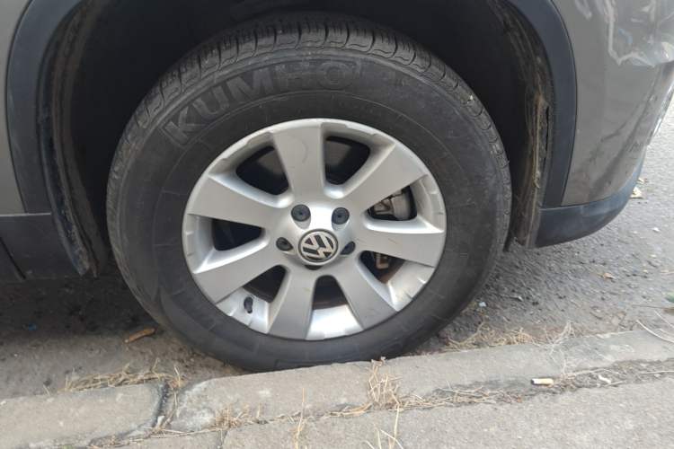 Used Volkswagen Tiguan 2010 1.8 TSI Automatic Two-Wheel Drive Urban Edition Right Front Wheel Hub